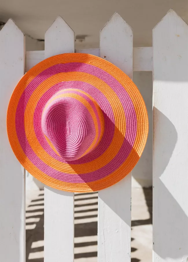 Chapeau à rayures orange et fuchsia