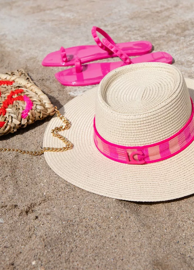 Chapeau avec détails fuchsia