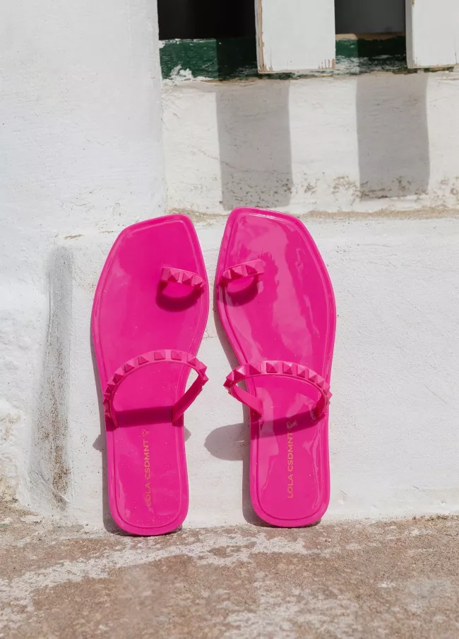 Sandalia plana dedo y tachas