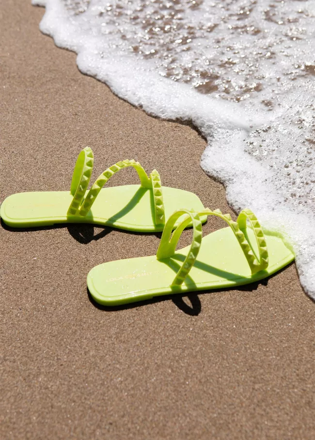 Sandalia plana con tachas