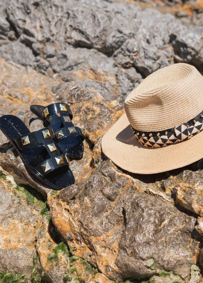 Sandalia plana con detalles dorados