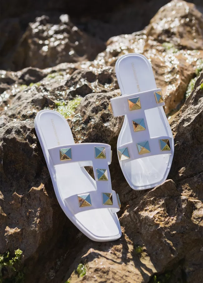 Sandales plates avec détails dorés