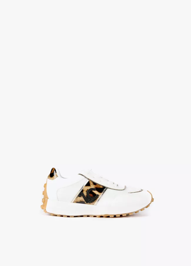Sneakers animal print y dorados