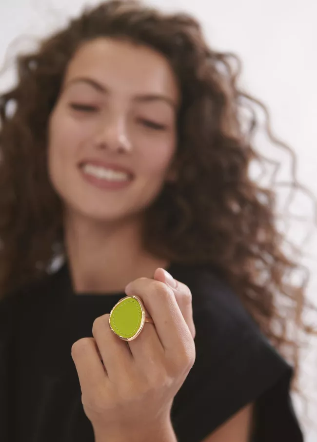 Bague dorée avec similicuir