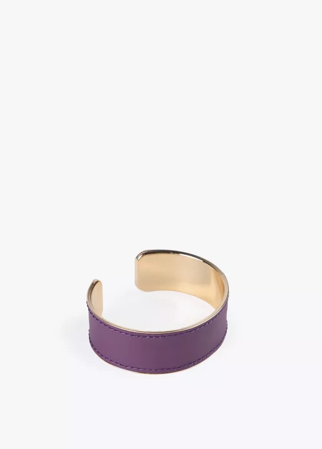 Pulseira dourada e efeito pele