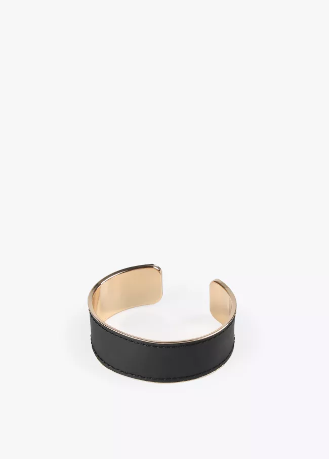 Pulseira dourada e efeito pele