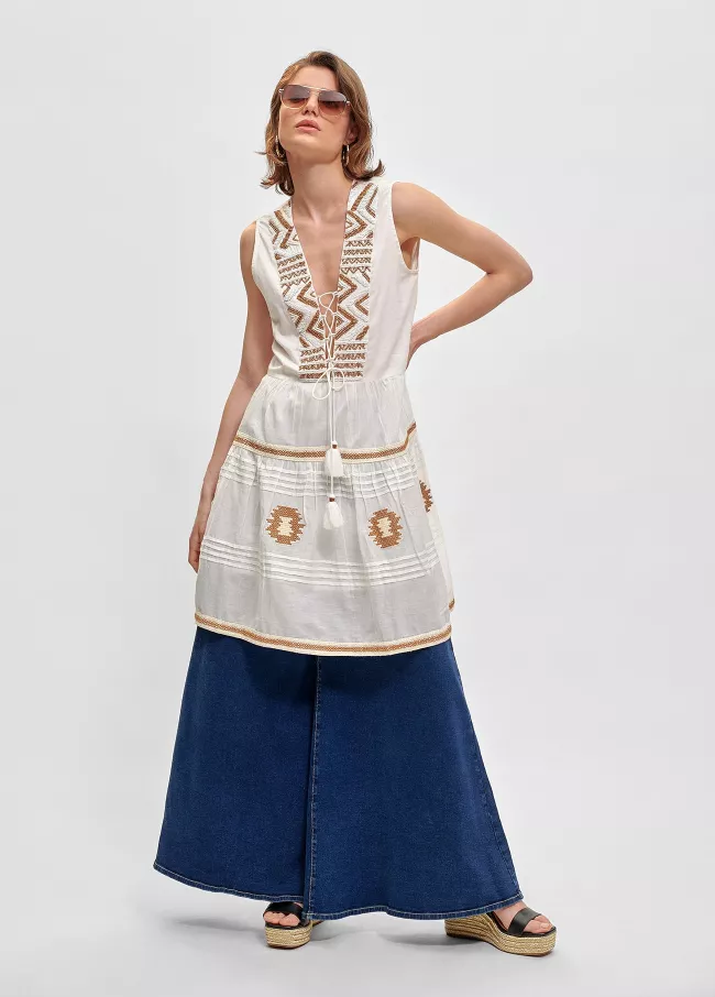 Weißer Kaftan mit kontrastierender Stick