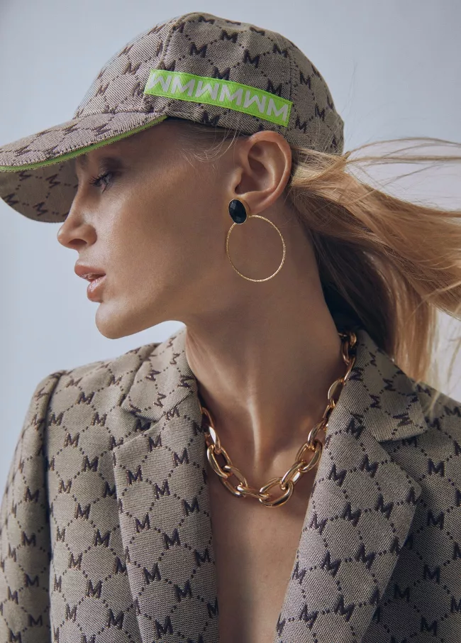 Gorra logotipada detalle fluor