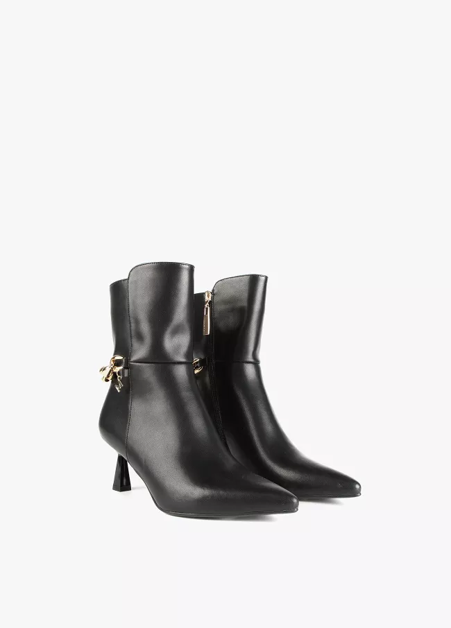 Botin piel cadena tacon bajo