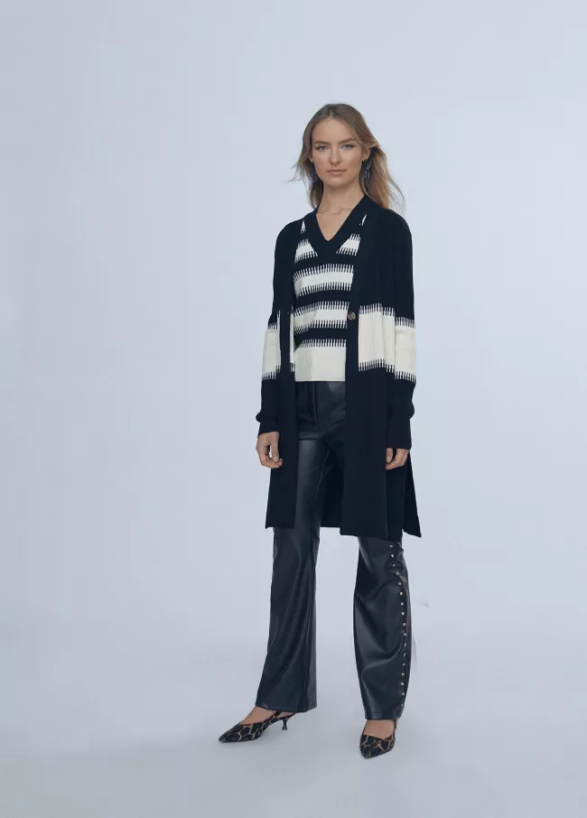 Pantalón efecto piel detalle tachas