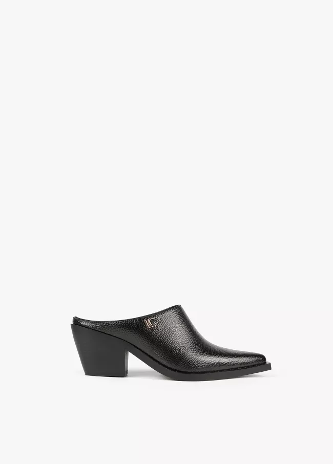 Country-style clogs